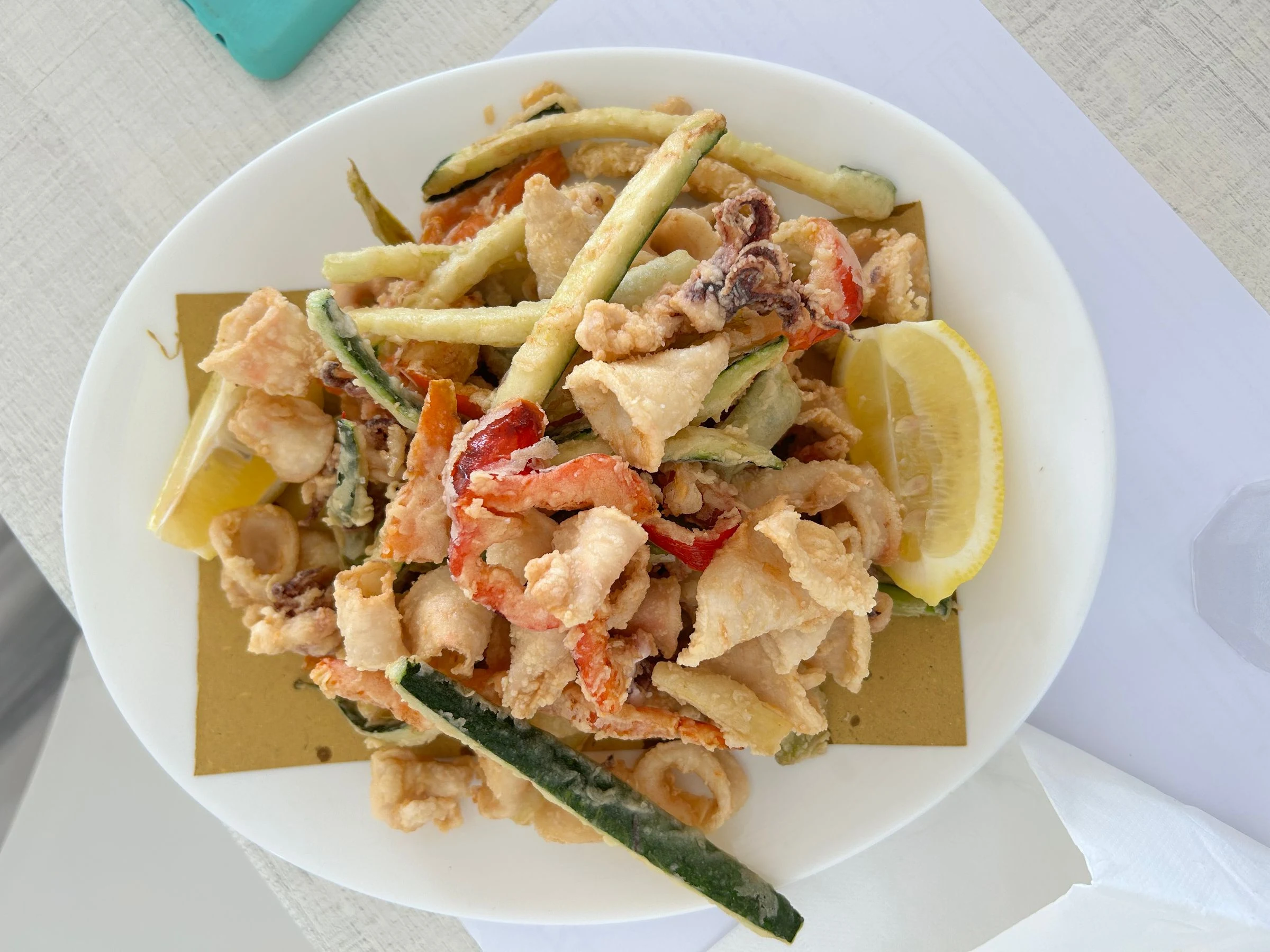 Un fritto misto di pesce e zucchine, col limone