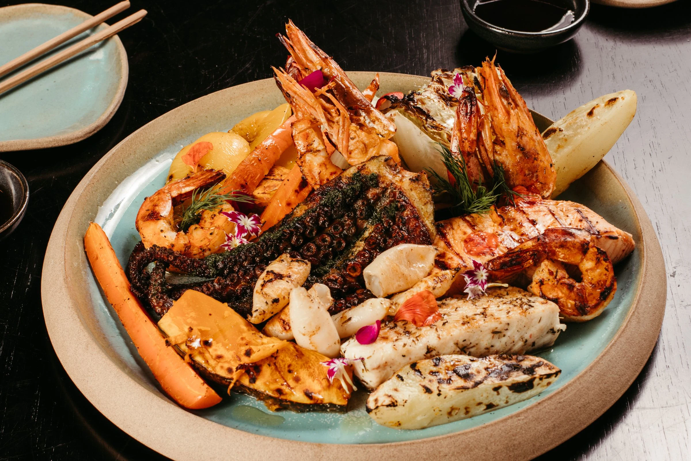 Una grigliata di pesce e crostacei, su un piatto