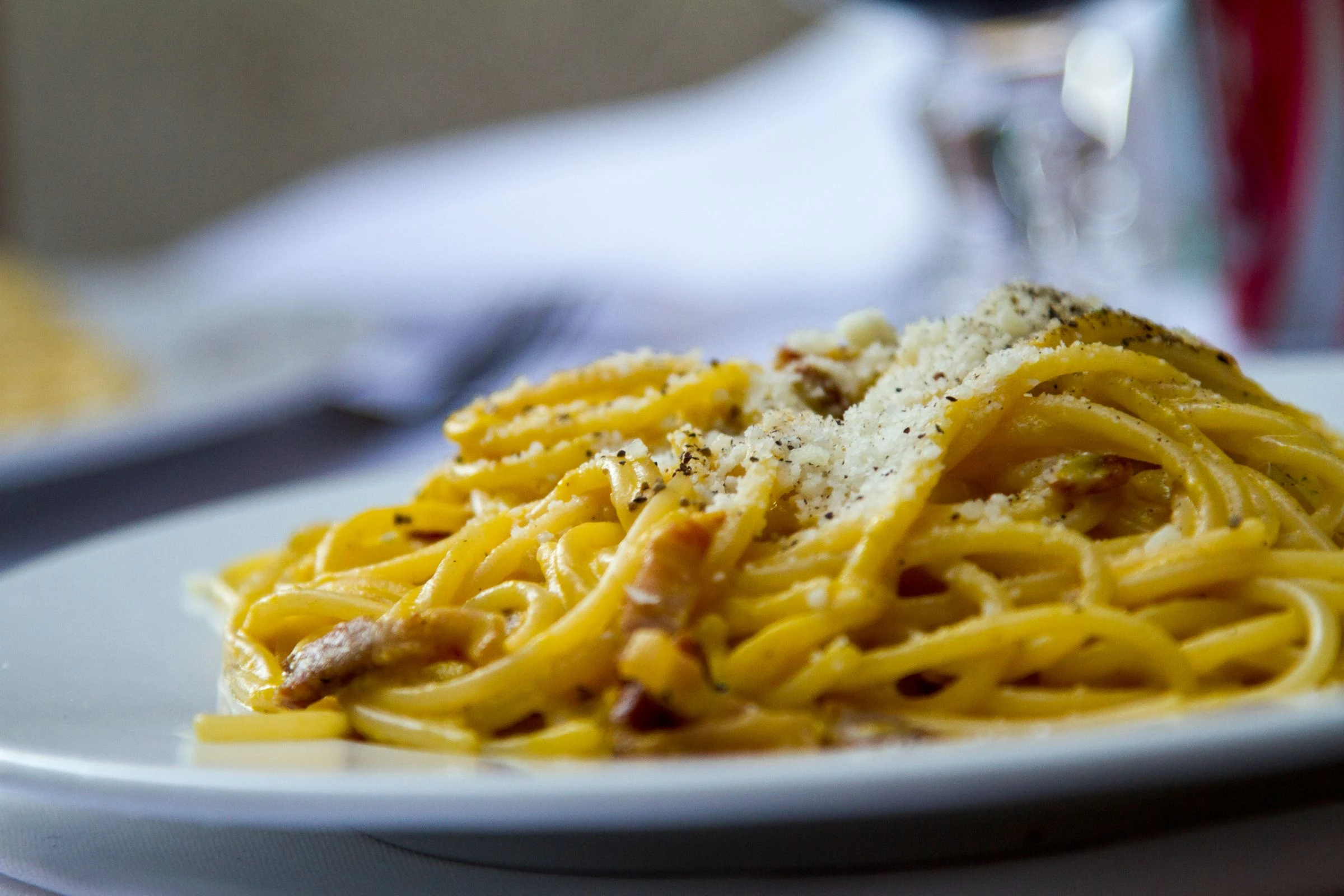 Spaghetti alla carbonara col formaggio grattugiato