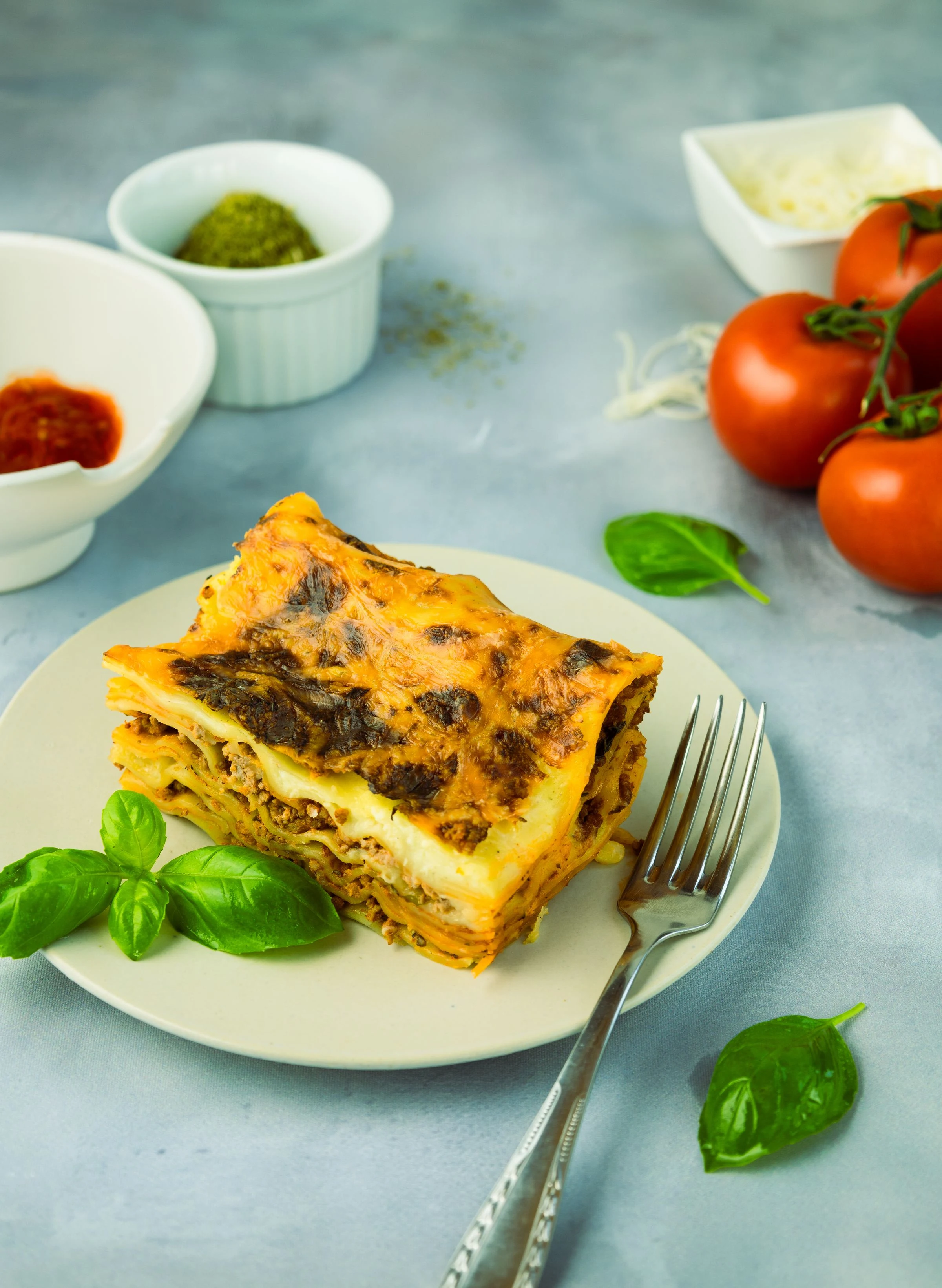 Una fetta di lasagne al pesto su un piatto