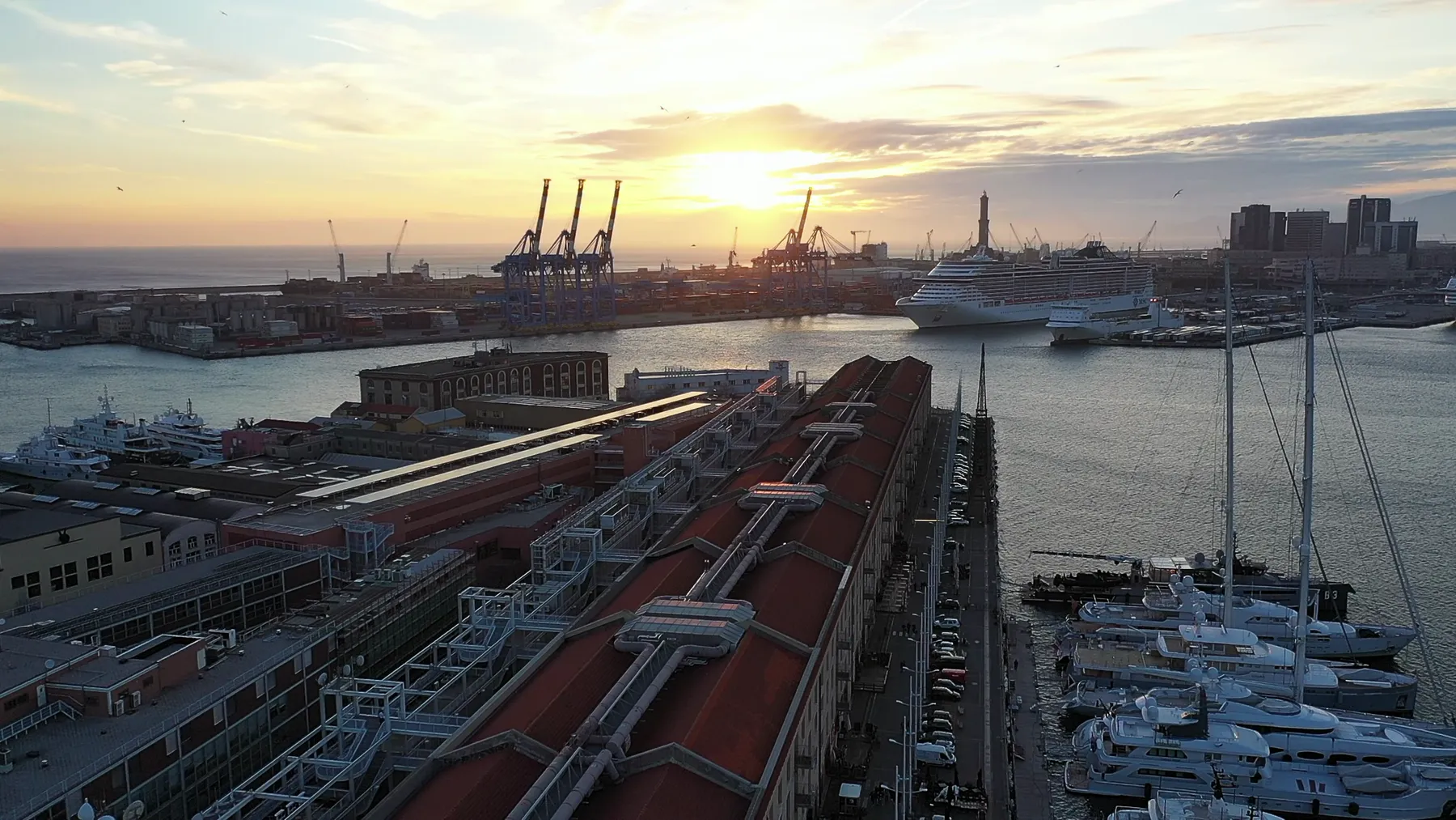 Il porto di Genova al tramonto, con la Lanterna