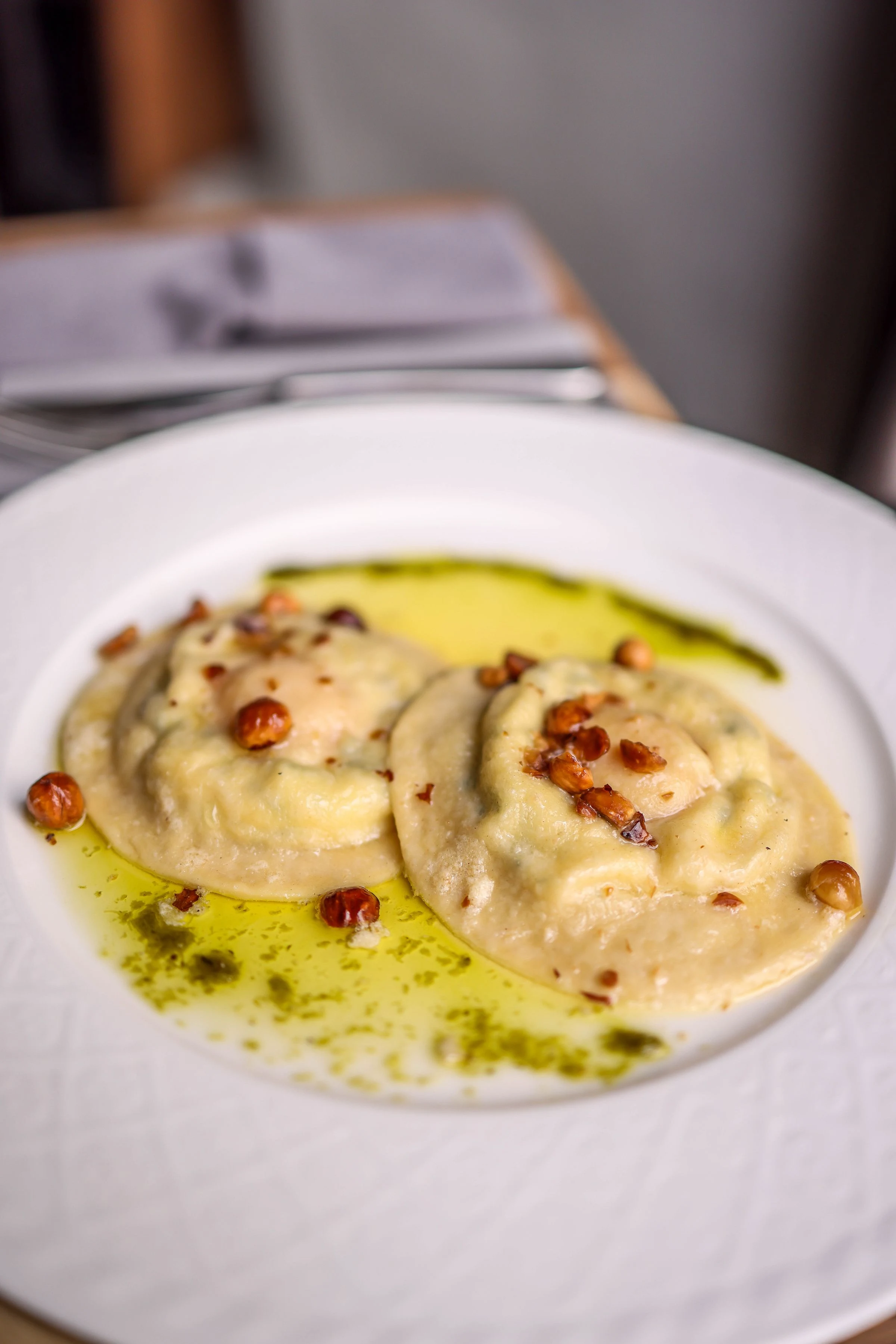 Pasta ripiena con le noci, su un piatto bianco