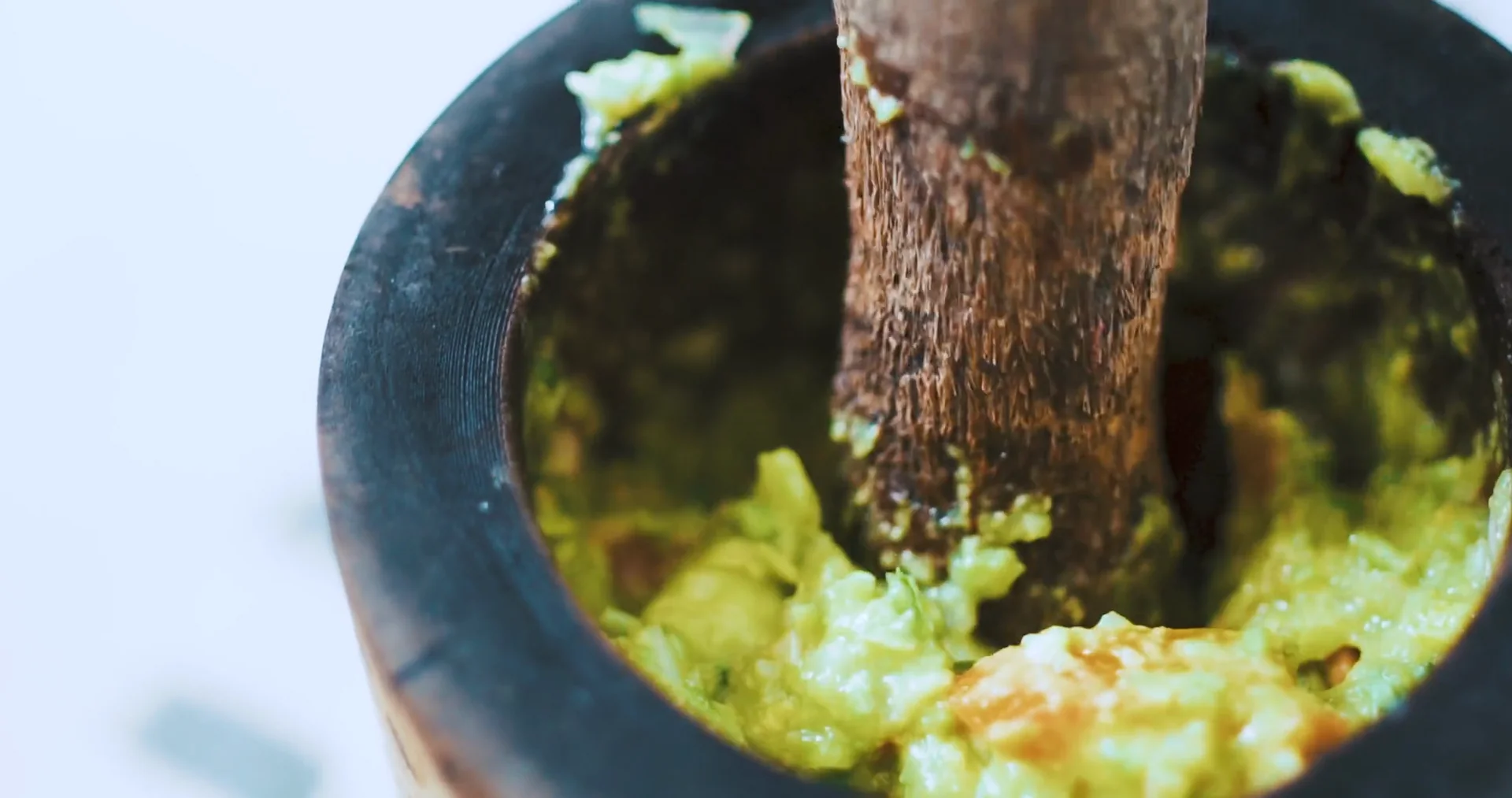 Una salsa verde pestata nel mortaio di pietra