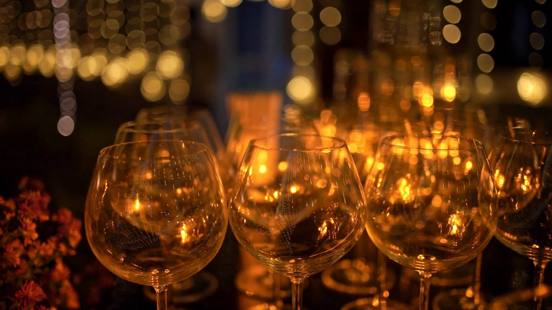 Bicchieri da vino vuoti alla luce delle candele, la sera