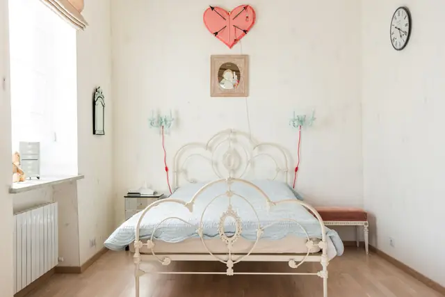 Camera con il letto in ferro battuto