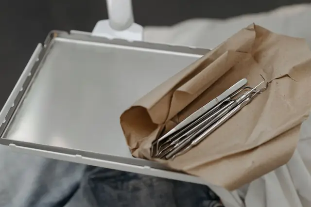 Strumenti imbustati dopo la sterilizzazione