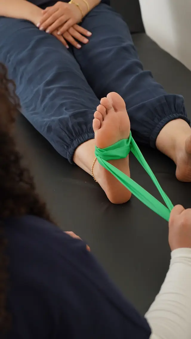 Un esercizio con l’elastico per la caviglia