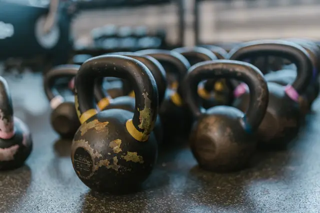 I kettlebell sul pavimento della sala