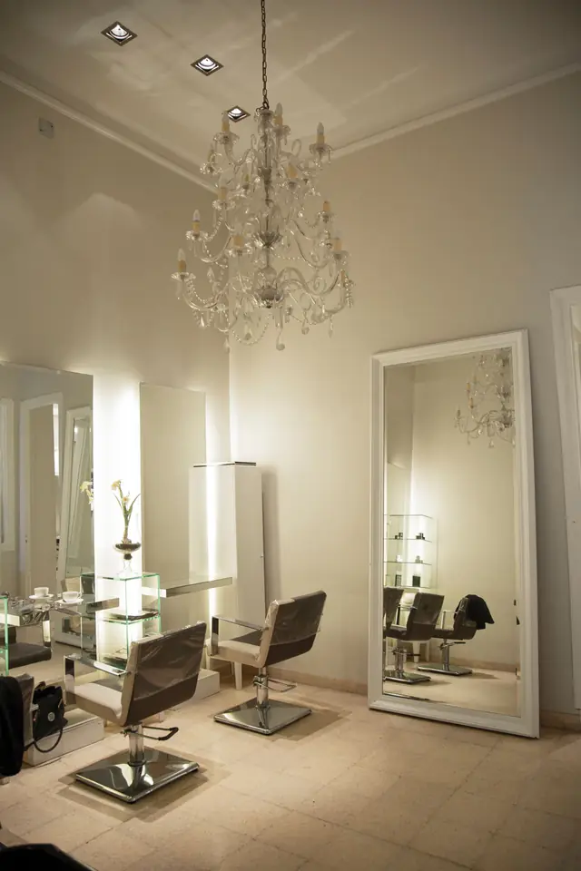 Il salone, con gli specchi e le poltrone