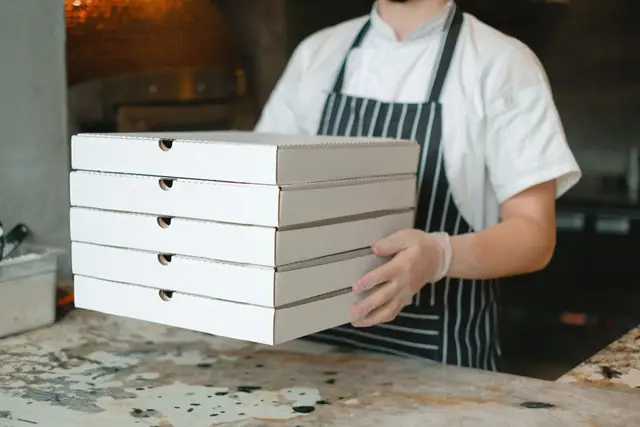 I cartoni delle pizze pronte da ritirare