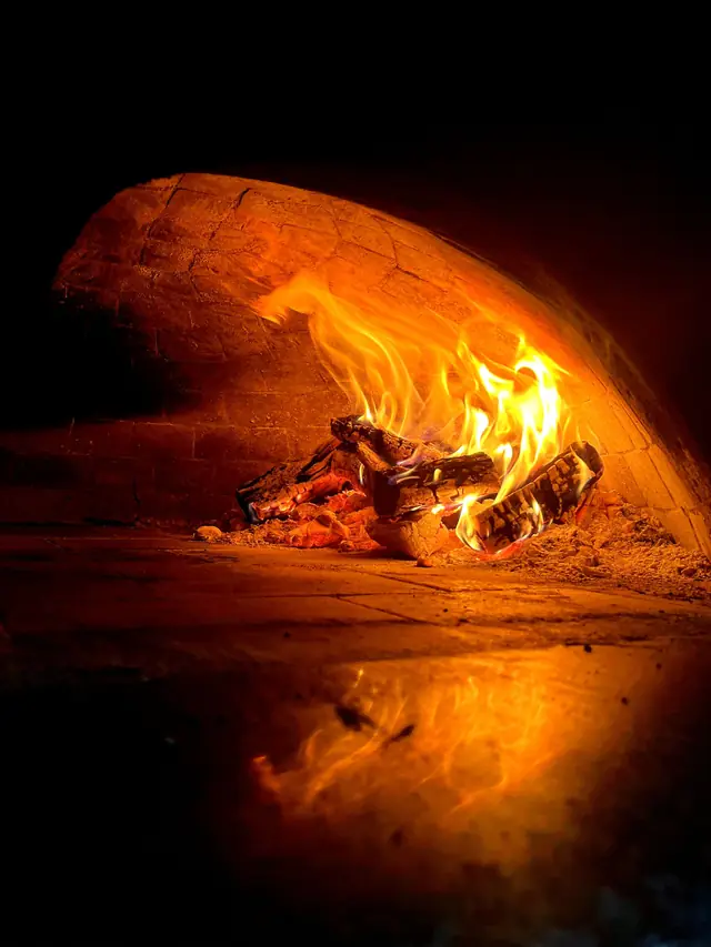 Il fuoco di legna dentro il forno