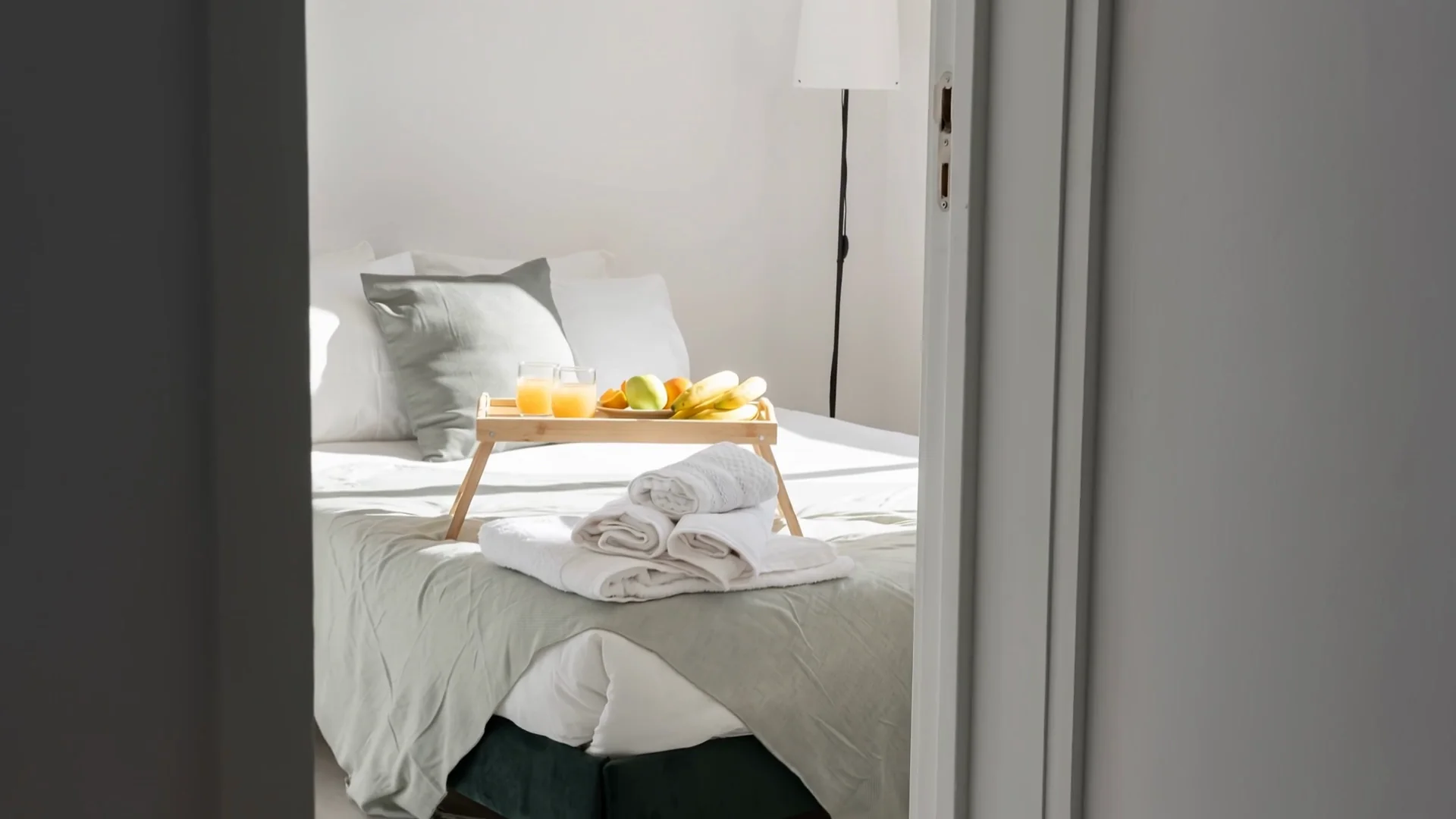 Si entra in camera: il letto con la colazione, poi la finestra che si apre sul mare